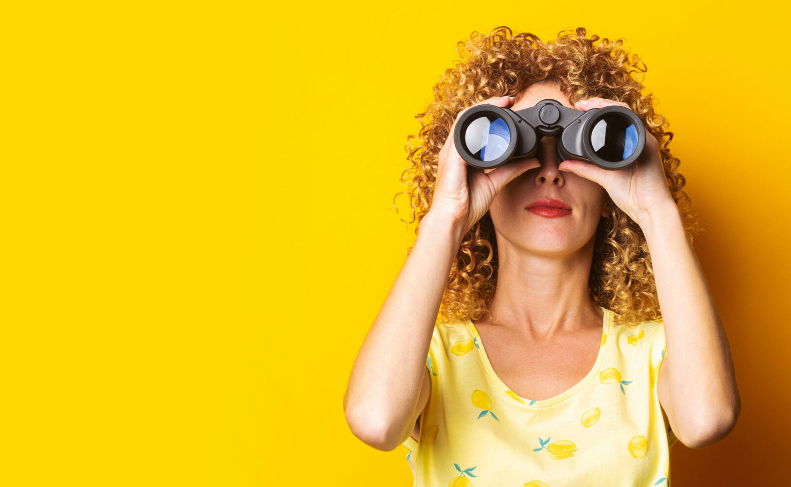 Frau-sucht-SEO Frau sucht nach Website