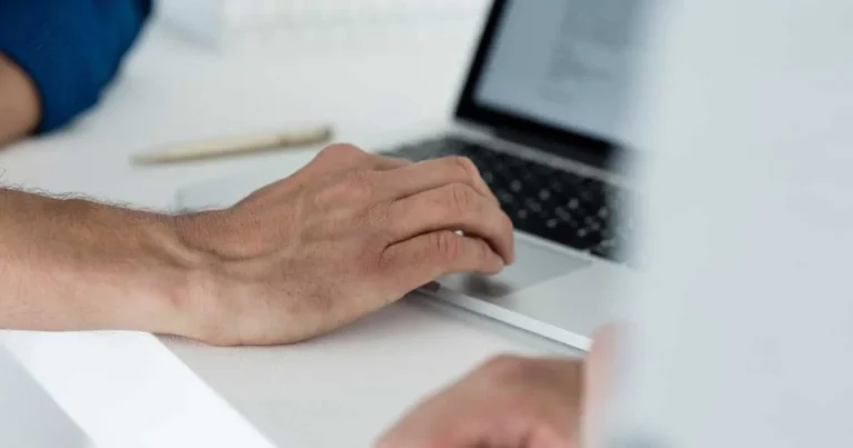 Mann auf der Suche nach Webdesign-Agentur