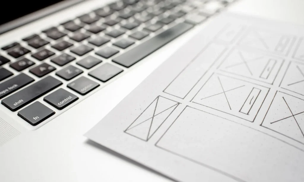 Website-Skizze auf Laptop