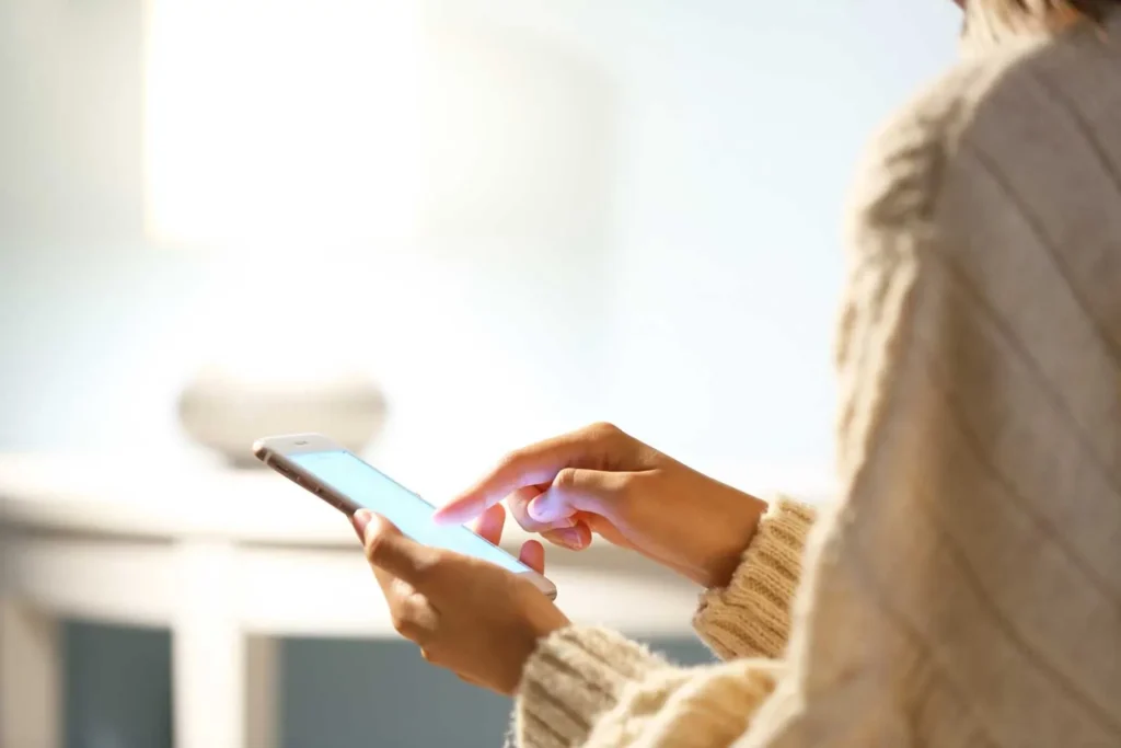 Kunde schaut auf Smartphone