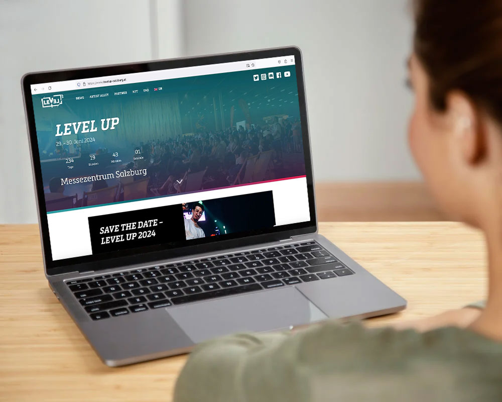Webdesign Salzburg 9 Kunde schaut auf Laptop mit Webdesign-Projekt aus Salzburg: LevelUp – Messezentrum Salzburg