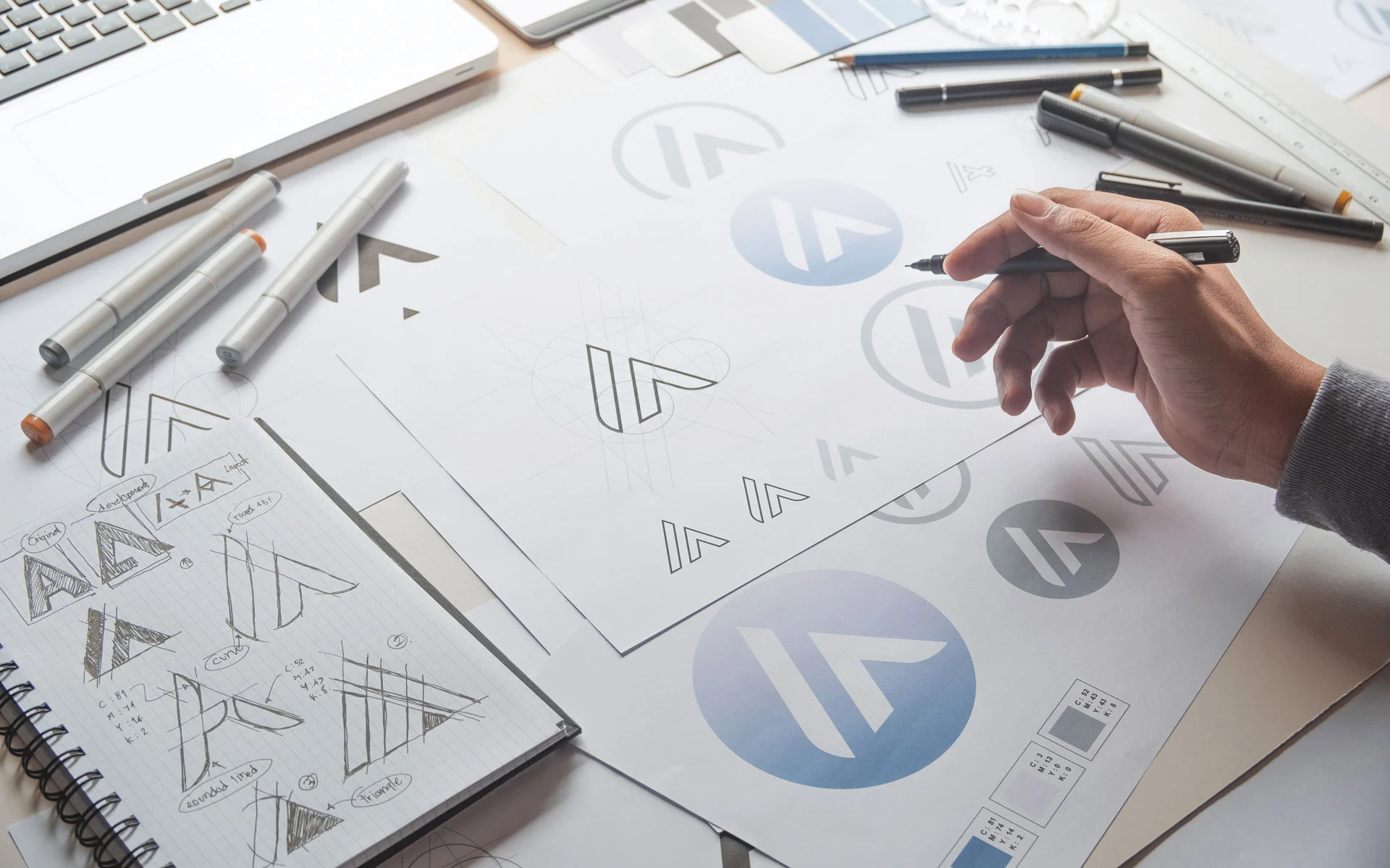 Logo-Design Mitarbeiter bei der Logogestaltung
