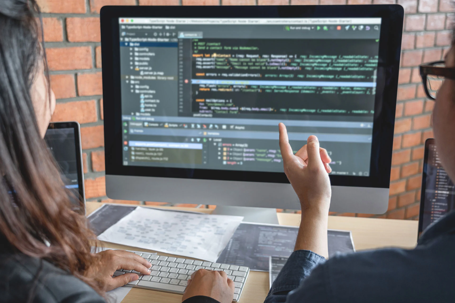 bitSTUDIOS-Mitarbeiter beim Erstellen eines Online-Shops