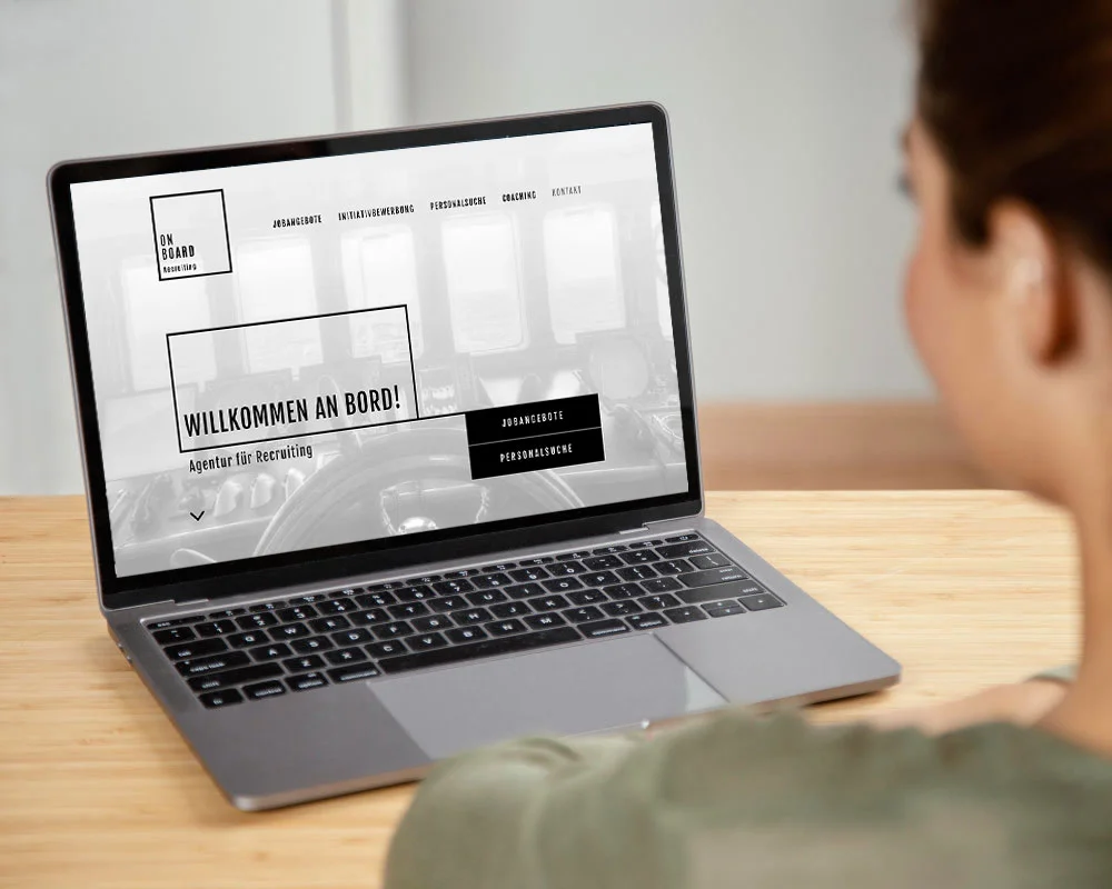 Laptop mit ONBOARD Recruiting Website am Screen 