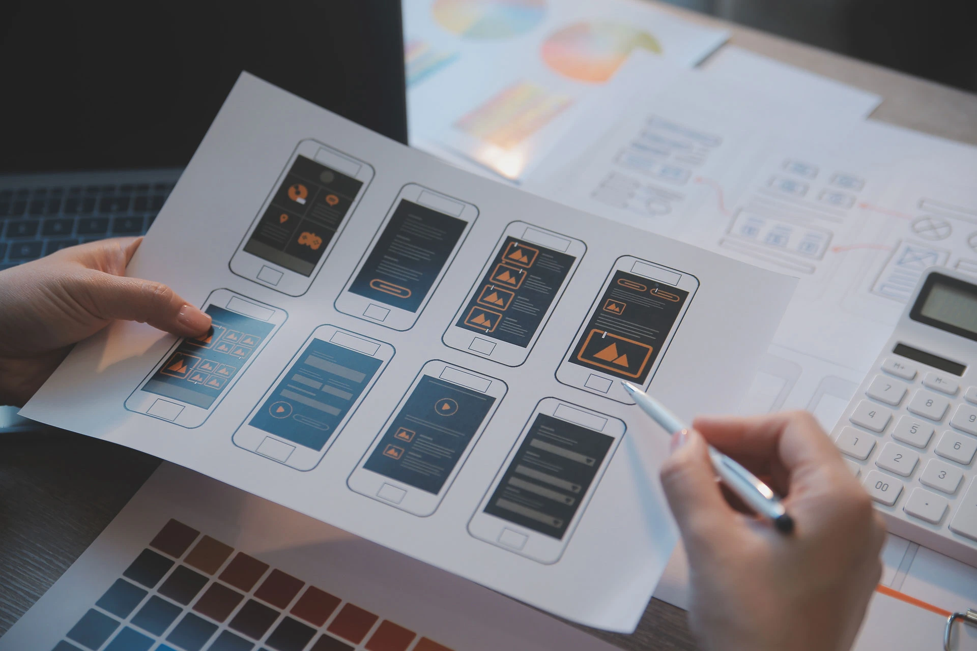 App-Entwickler bei der Arbeit: Auswahl des mobilen Screen-Designs