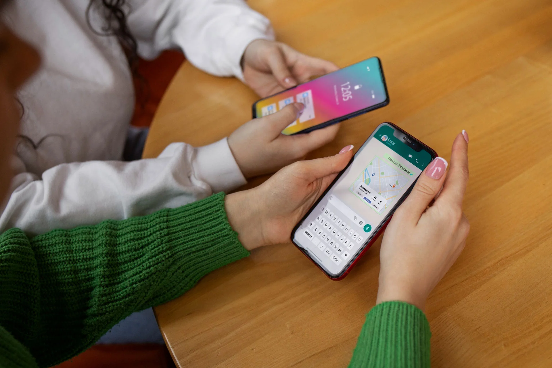iOS-Android iOS- und Android-Smartphone nebeneinander