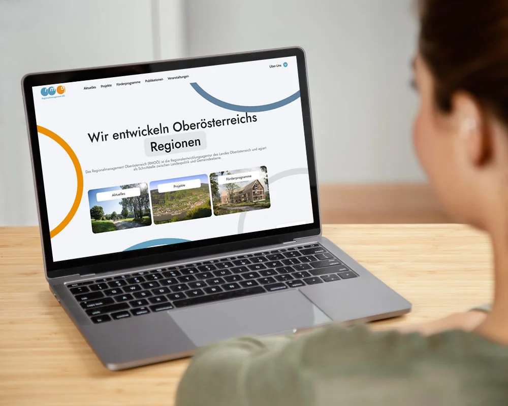 Webdesign Agentur Wien 35 RMOOE Website Screen auf Kunden-Notebook