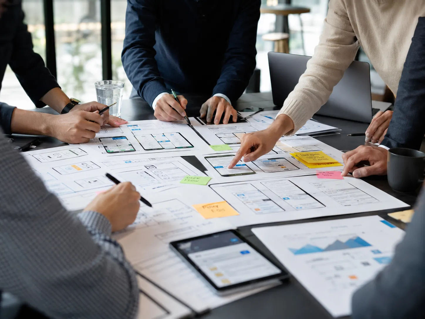 Team-Workshop mit App-Wireframes und UX-Skizzen zur Abstimmung von Stakeholdern vor der App-Entwicklung