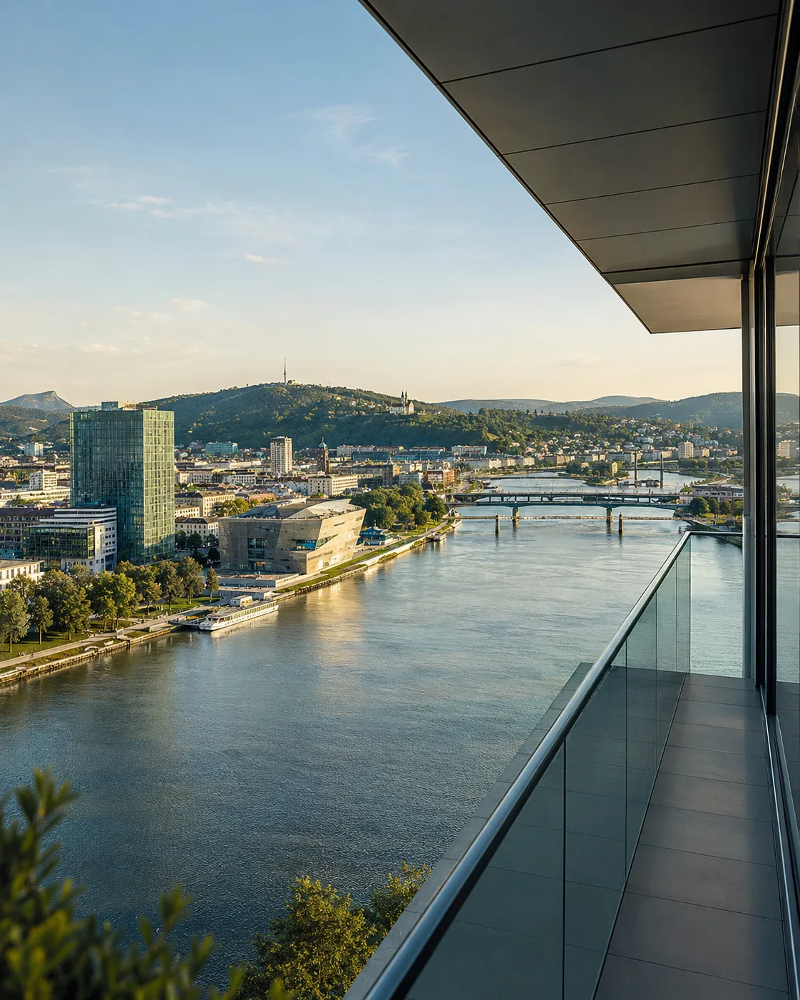 Blick über Linz an der Donau von einer modernen Terrasse als Symbol für Webdesign und digitale Perspektive in Oberösterreich