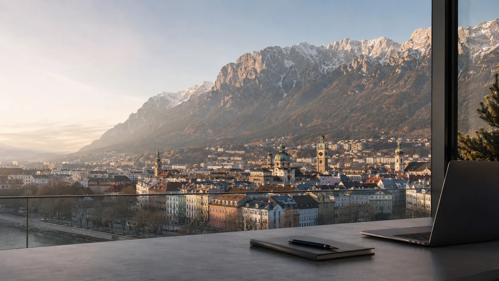 Moderner Webdesigner Arbeitsplatz mit Blick über Innsbruck, Tirol und die Nordkette