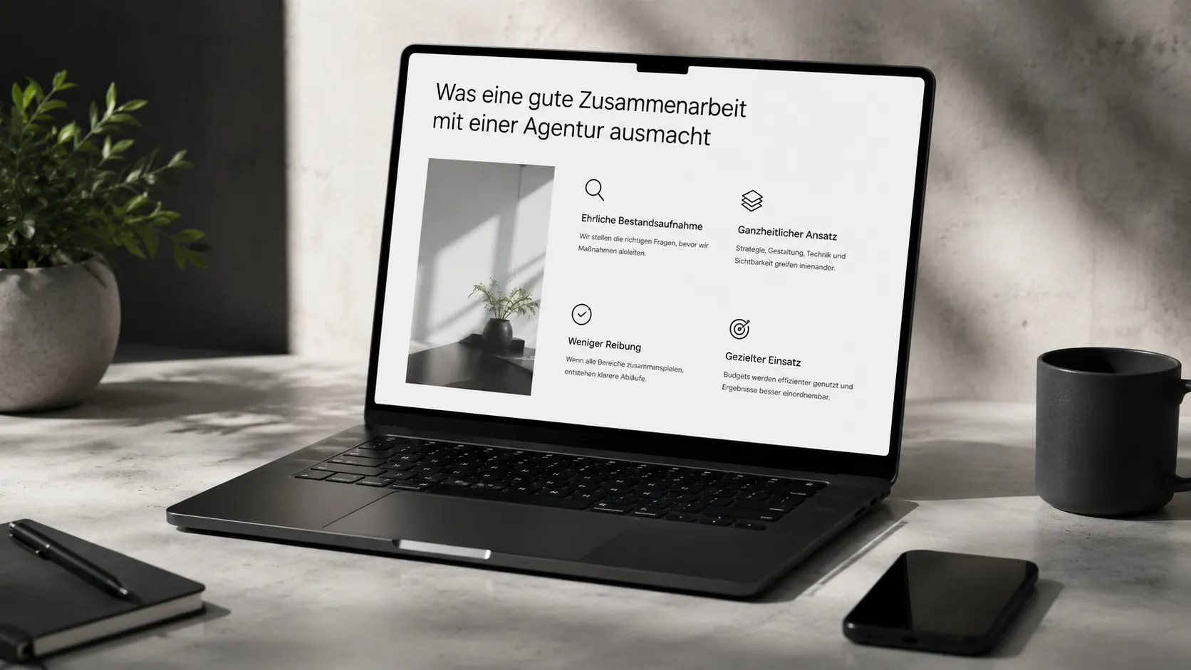 Moderner Arbeitsplatz mit Laptop zur strategischen Zusammenarbeit mit einer Agentur