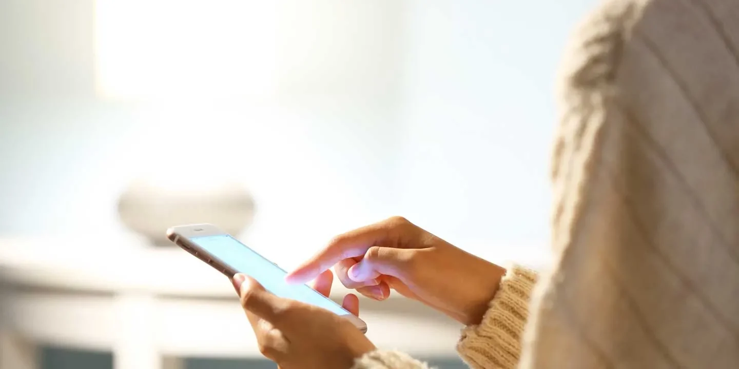 Kunde schaut auf Smartphone
