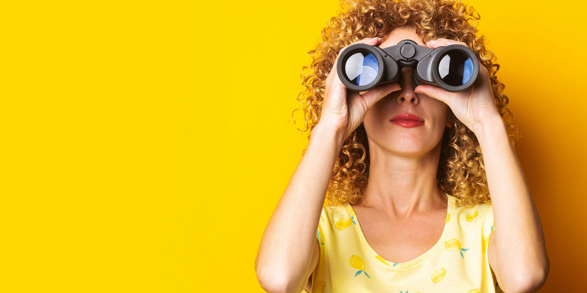 Frau sucht nach Website