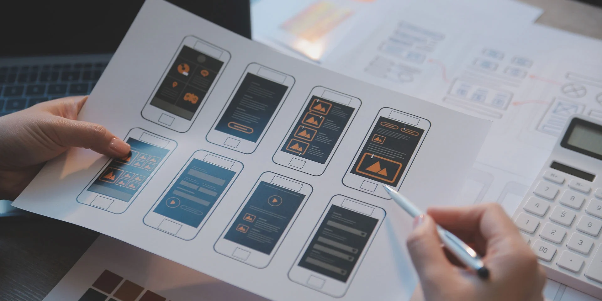 App-Entwickler bei der Arbeit: Auswahl des mobilen Screen-Designs