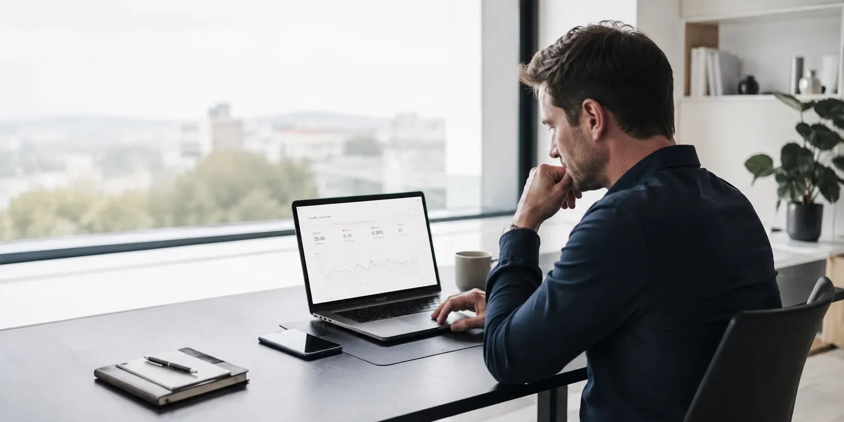 Person blickt auf Laptop mit Online Performance Screen.jpg