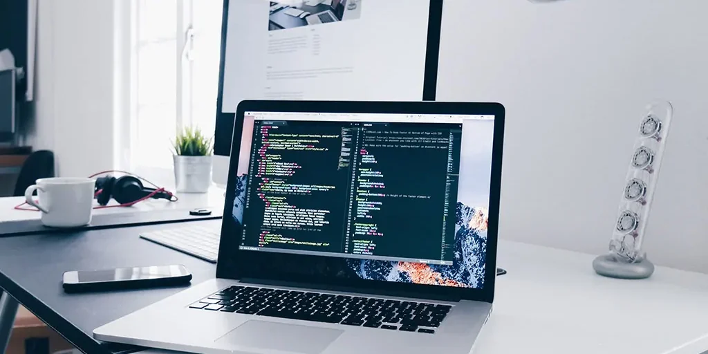 Laptop mit Programmiercode