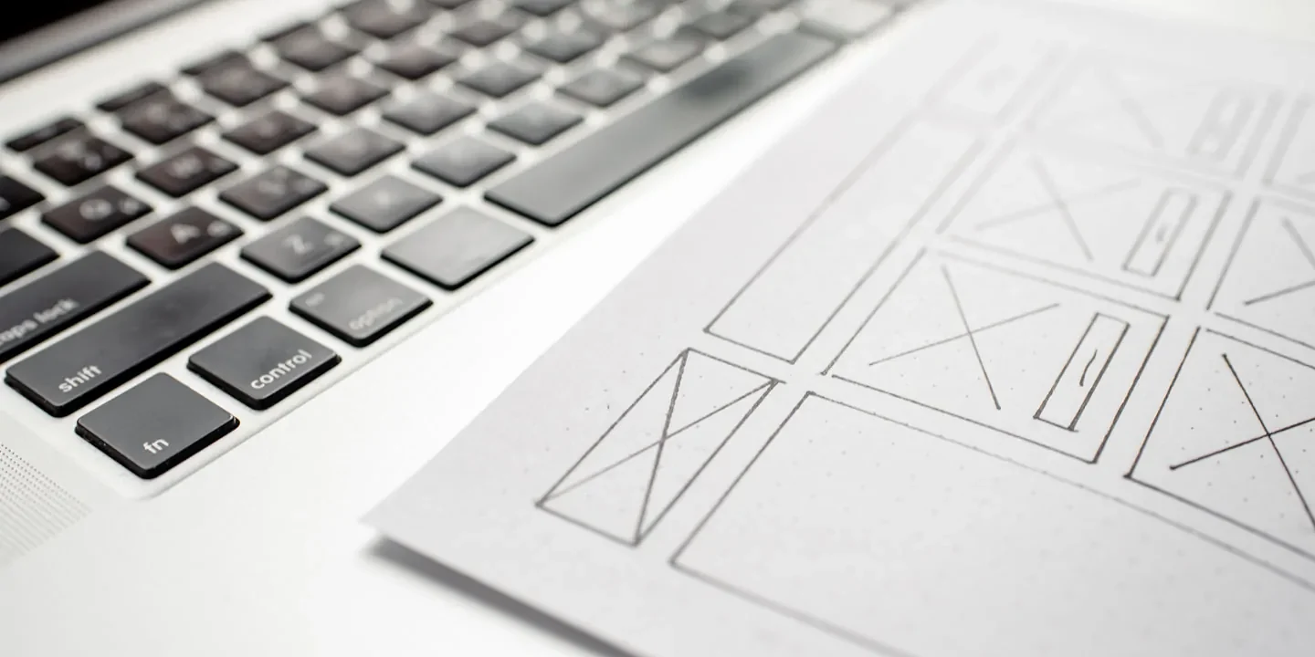 Website-Skizze auf Laptop